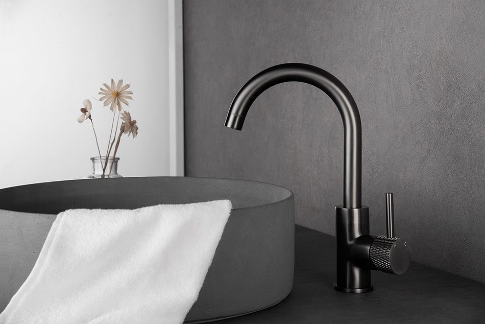 Ribbd wastafelkraan met draaibare uitloop en coldstart gunmetal PVD